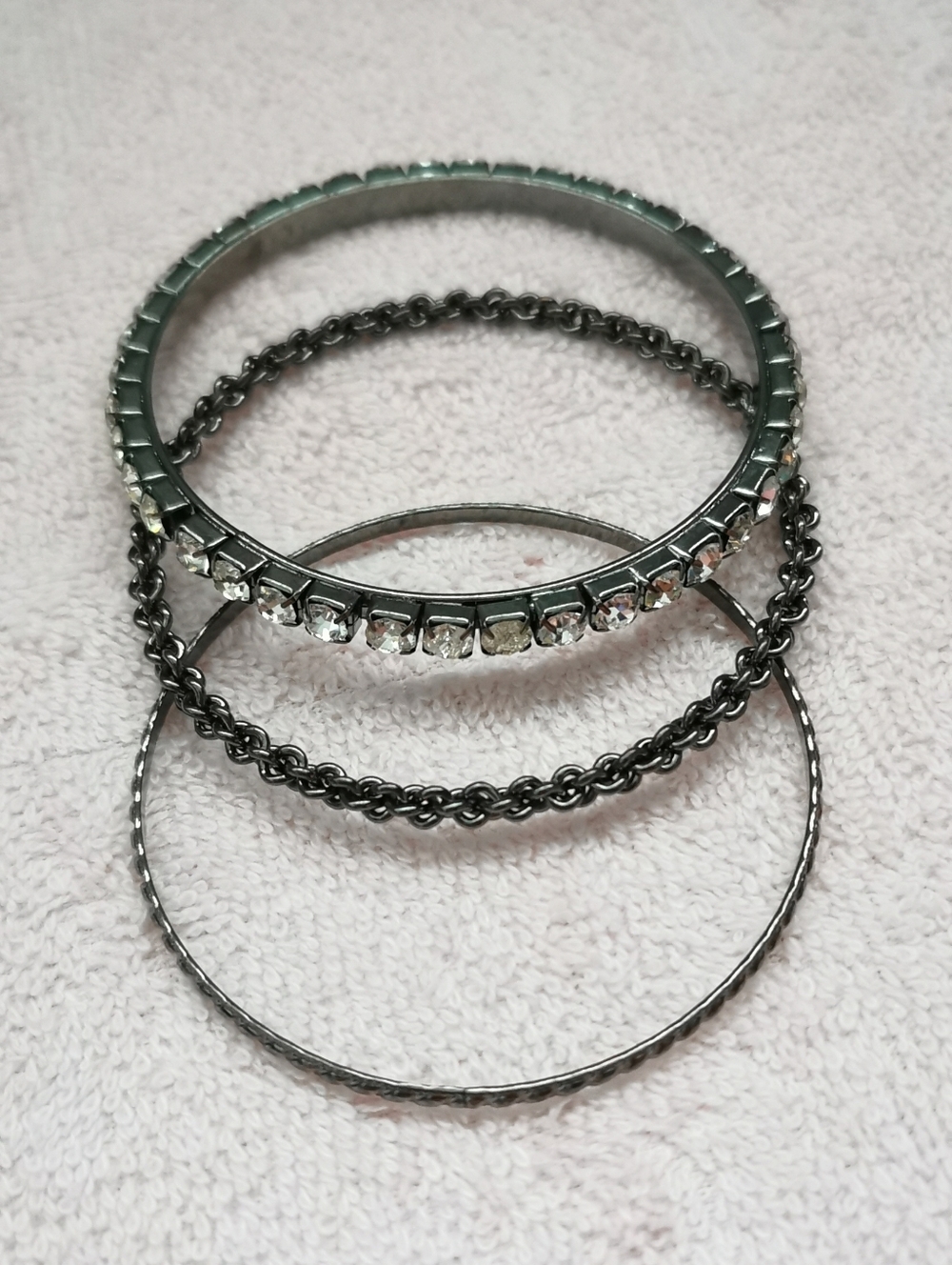NWOT. Women's Gunmetal Stackable Bangle Bracelet Set with Clear Crystals